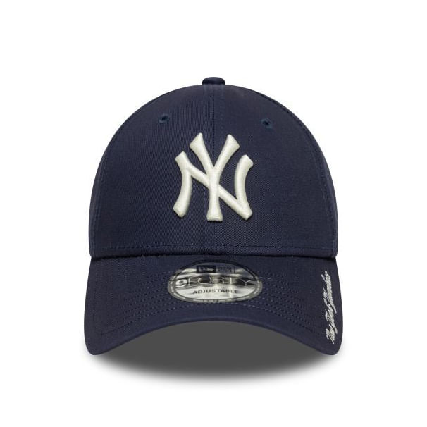 Boné New Era 9FORTY NYYAN marinho em algodão com logo bordado branco do New York Yankees na parte frontal, aba curva e ajuste traseiro com fivela metálica